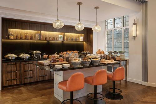 Suite Familiar Art Déco con acceso al club lounge del hotel Sheraton Grand London Park Lane. Foto 11