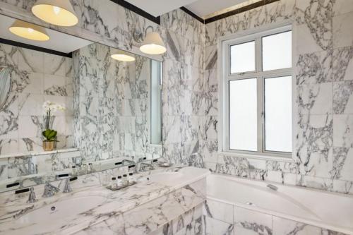 Suite Grand de 1 dormitorio con cama extragrande - Acceso al club lounge del hotel Sheraton Grand London Park Lane. Foto 3