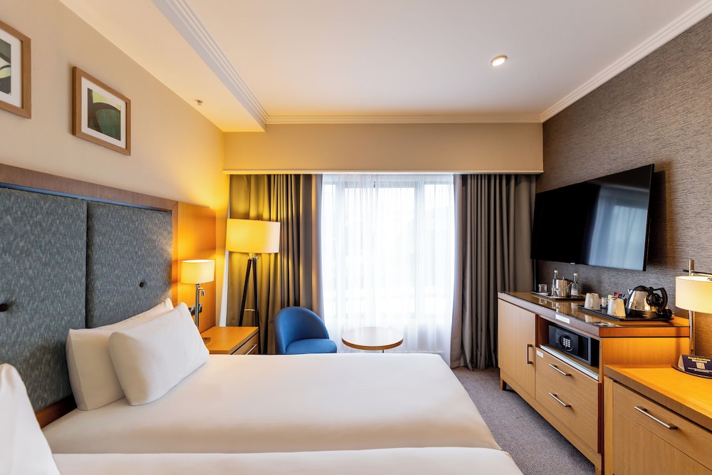 Habitación con 2 camas individuales del hotel Doubletree By Hilton London Victoria. Foto 1