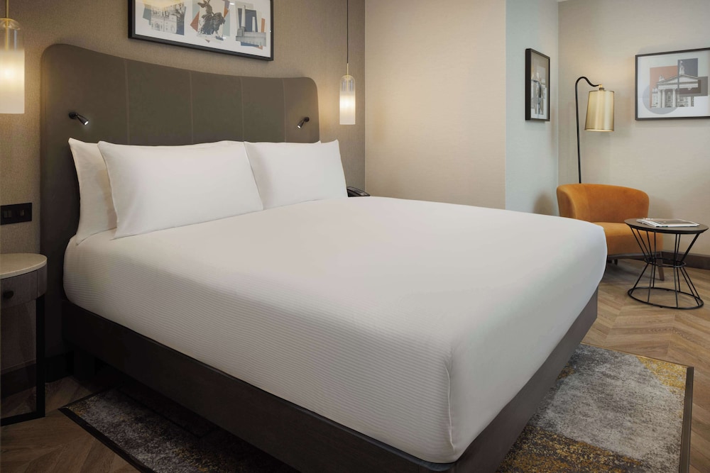 Habitación Deluxe, 1 cama de matrimonio grande del hotel Doubletree By Hilton London Victoria. Foto 2