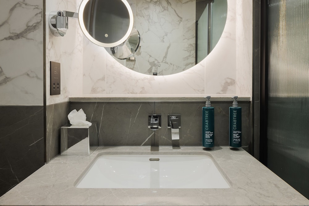 Habitación Deluxe, 1 cama de matrimonio grande del hotel Doubletree By Hilton London Victoria. Foto 3