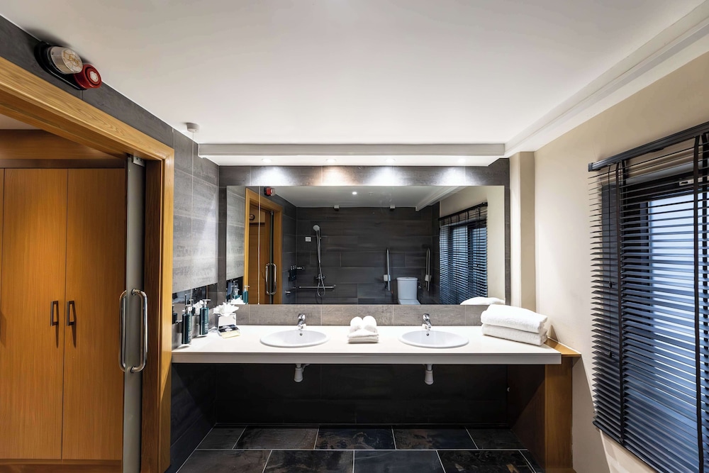 Habitación, 1 cama de matrimonio, accesible para personas con discapacidad del hotel Doubletree By Hilton London Victoria. Foto 5