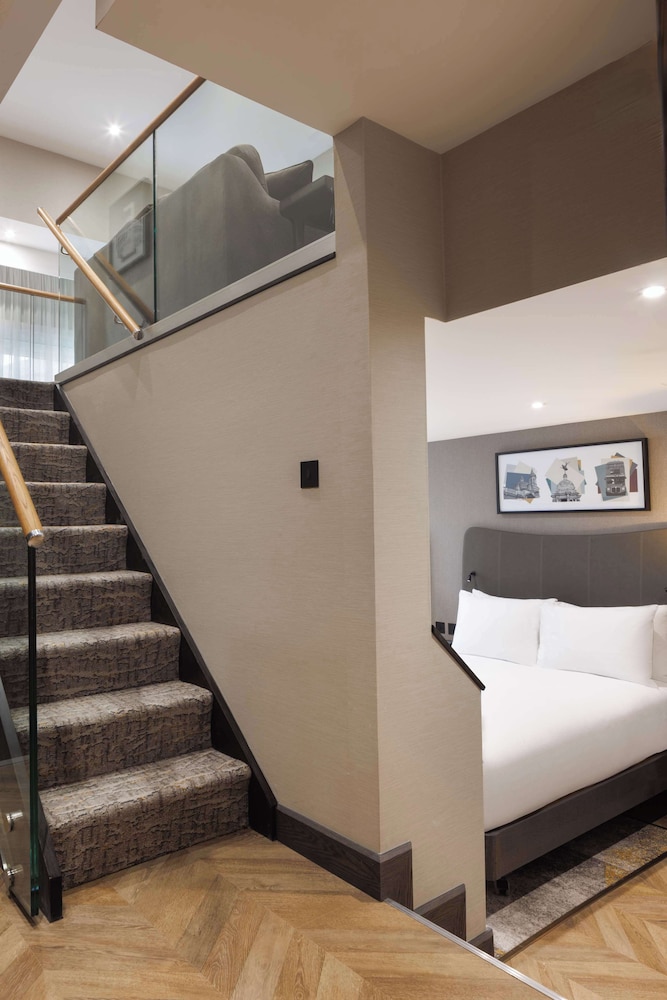 Suite, 2 camas dobles del hotel Doubletree By Hilton London Victoria. Foto 1