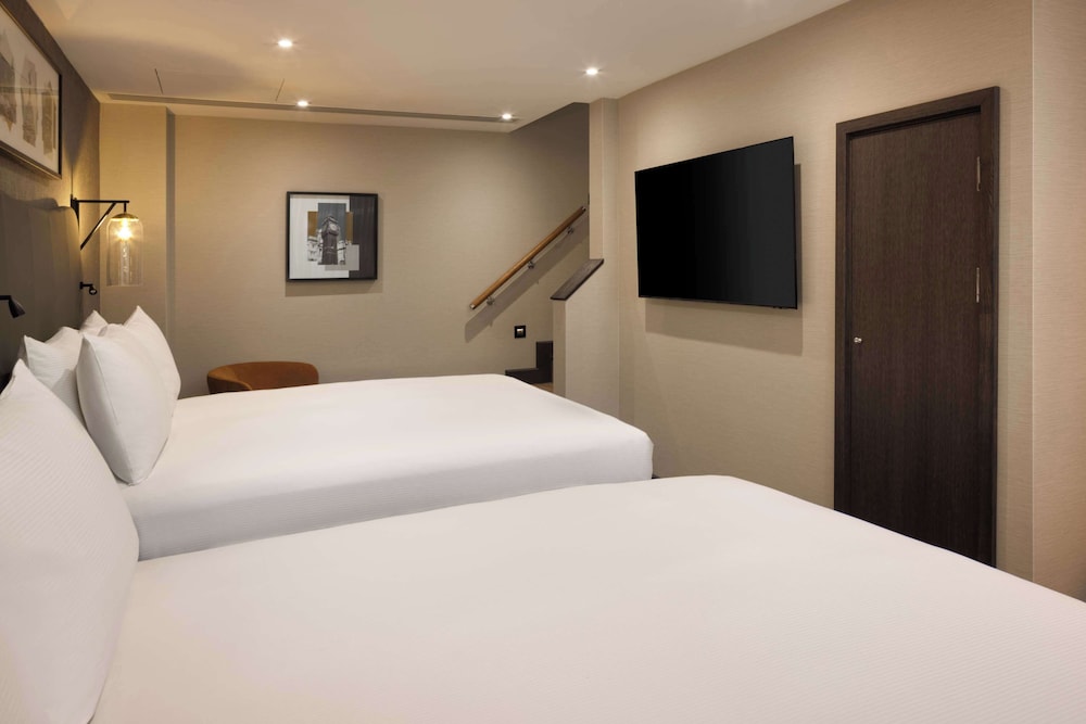 Suite, 2 camas dobles del hotel Doubletree By Hilton London Victoria. Foto 2