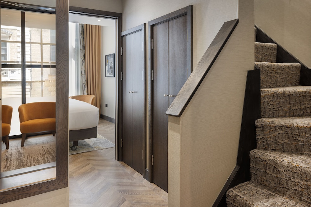 Suite, 1 cama de matrimonio grande del hotel Doubletree By Hilton London Victoria. Foto 1