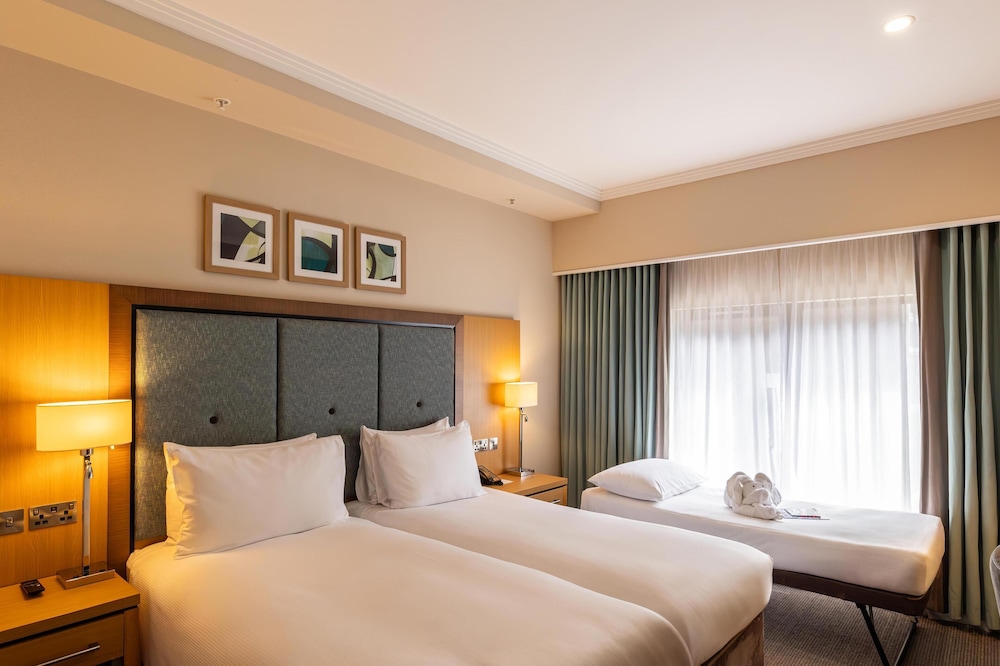 Habitación triple familiar, 2 camas individuales del hotel Doubletree By Hilton London Victoria. Foto 1