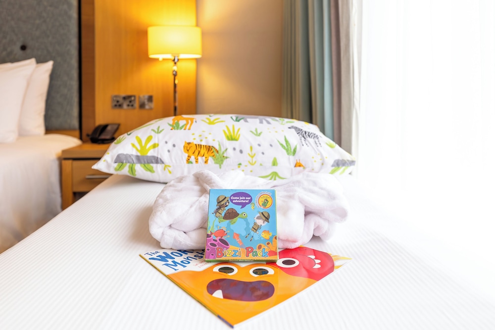 Habitación triple familiar, 2 camas individuales del hotel Doubletree By Hilton London Victoria. Foto 2