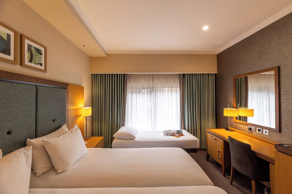 Habitación triple familiar, 2 camas individuales del hotel Doubletree By Hilton London Victoria. Foto 3