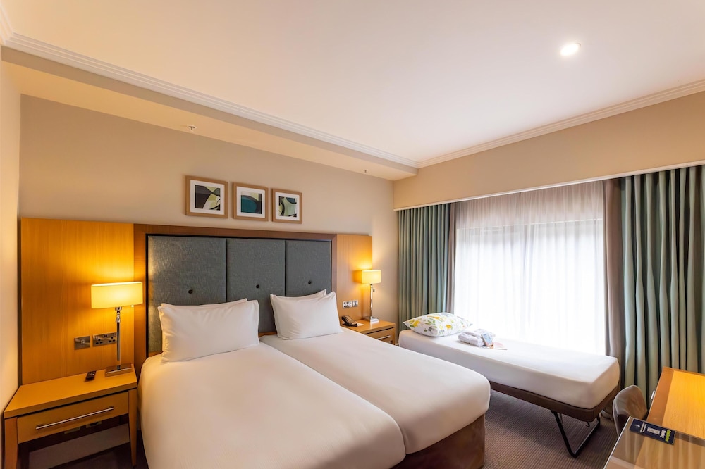 Habitación triple familiar, 2 camas individuales del hotel Doubletree By Hilton London Victoria. Foto 4