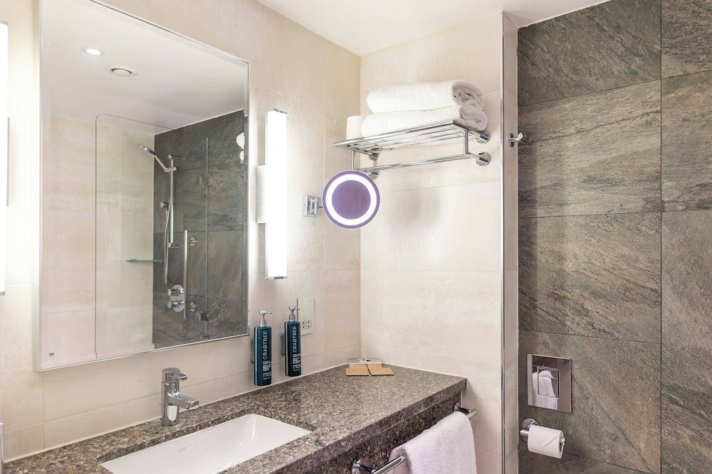 Habitación triple familiar, 2 camas individuales del hotel Doubletree By Hilton London Victoria. Foto 5