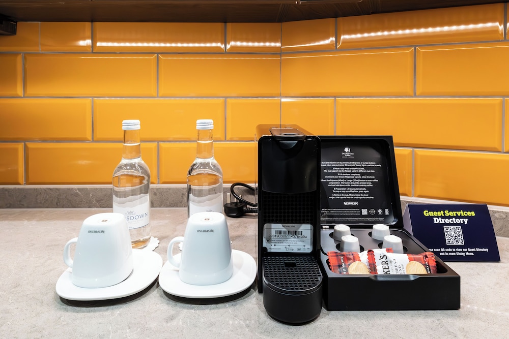 Apartamento Deluxe, cocina básica del hotel Doubletree By Hilton London Victoria. Foto 4