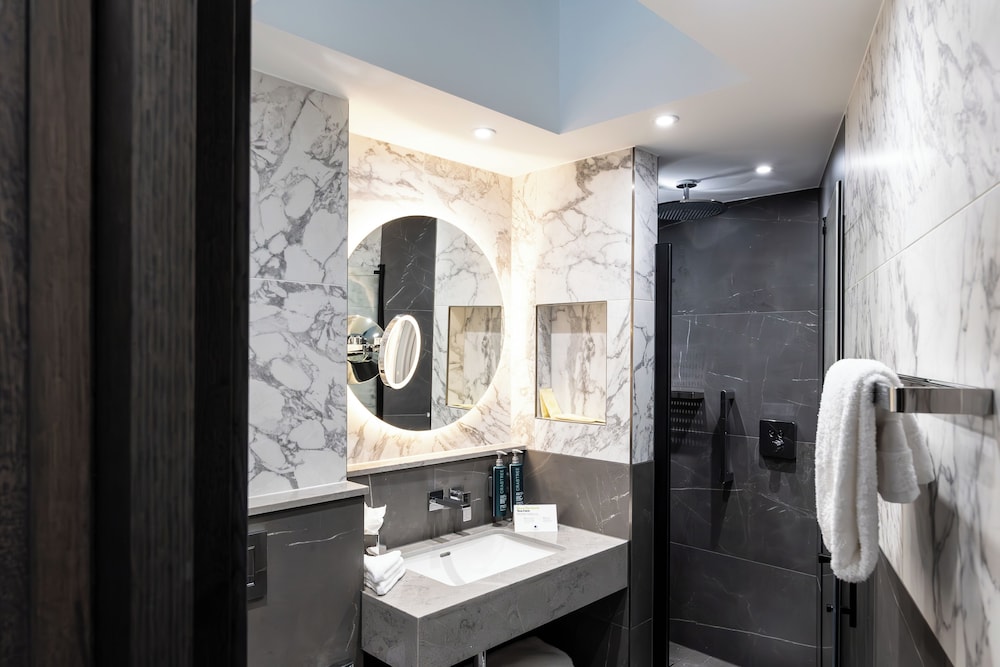 Apartamento Deluxe, cocina básica del hotel Doubletree By Hilton London Victoria. Foto 6