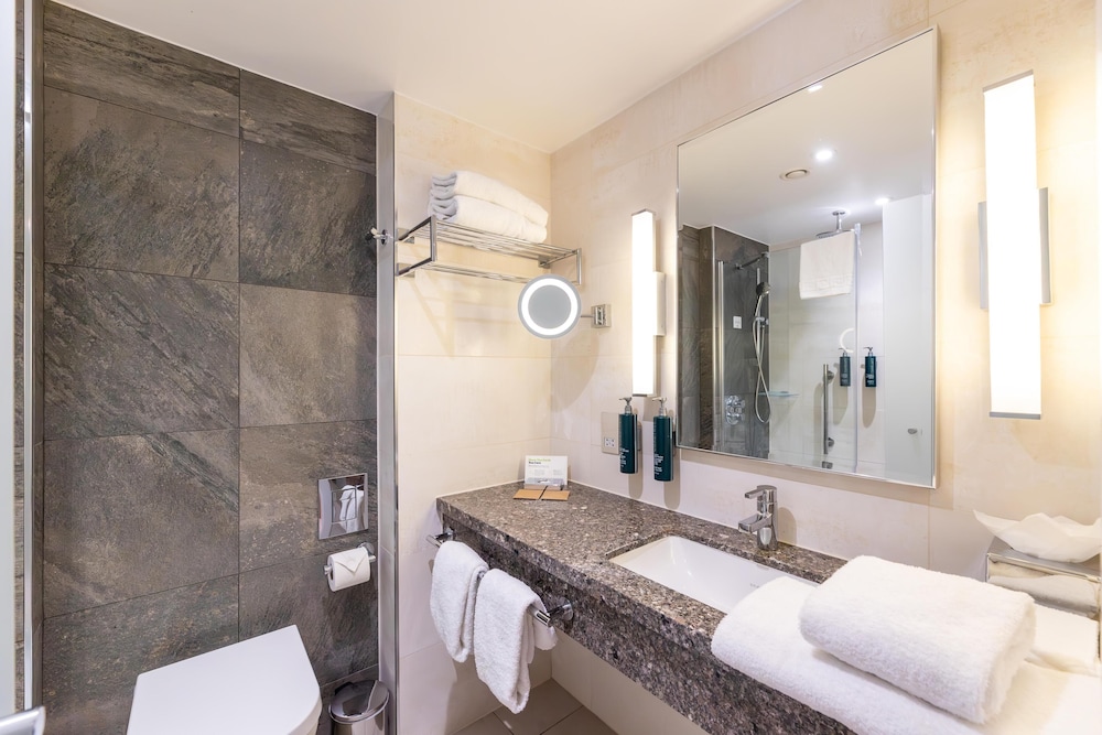 Habitación triple familiar, 2 camas individuales del hotel Doubletree By Hilton London Victoria. Foto 6