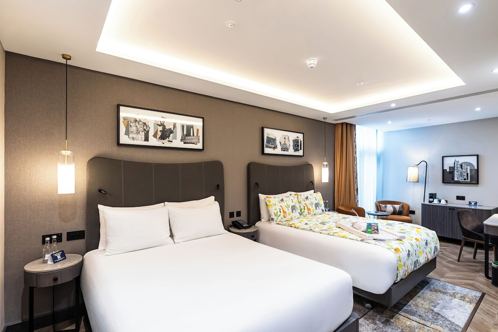 Suite, 2 camas dobles del hotel Doubletree By Hilton London Victoria. Foto 6