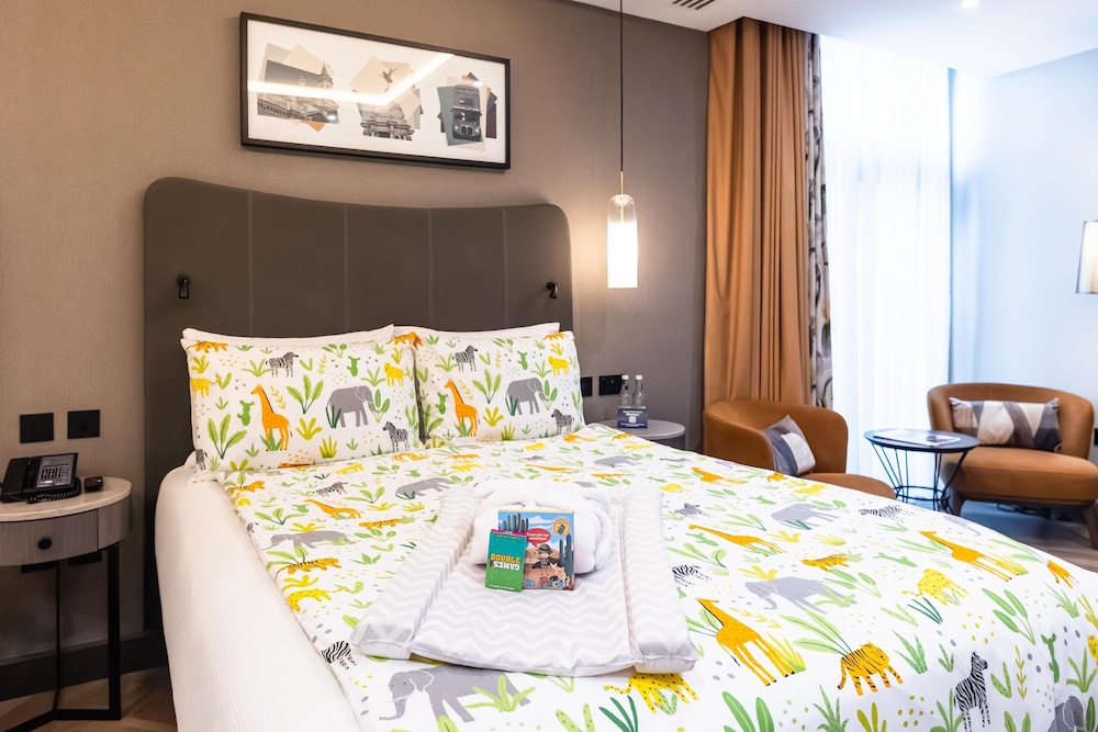 Suite, 2 camas dobles del hotel Doubletree By Hilton London Victoria. Foto 8