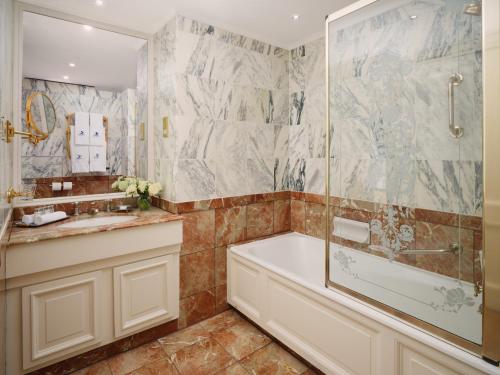 Habitación Deluxe con cama extragrande del hotel The Ritz London. Foto 2