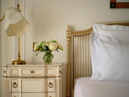 Habitación Deluxe con cama extragrande del hotel The Ritz London. Foto 4