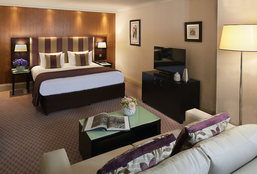 Suite Deluxe, 1 cama de matrimonio grande con sofá cama (Junior King Suite) del hotel THE CAVENDISH. Foto 2