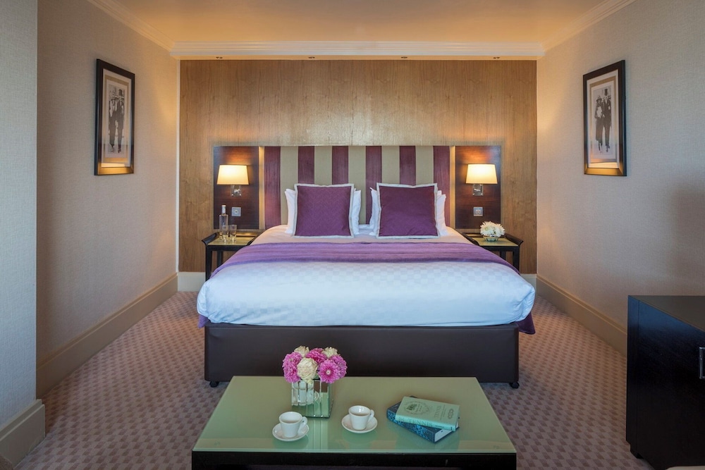 Suite Deluxe, 1 cama de matrimonio grande con sofá cama (Junior King Suite) del hotel THE CAVENDISH. Foto 3