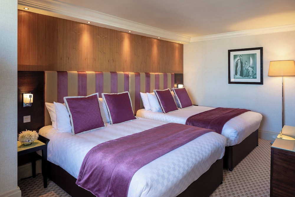 Suite Deluxe, 1 cama de matrimonio grande con sofá cama (Junior King Suite) del hotel THE CAVENDISH. Foto 5