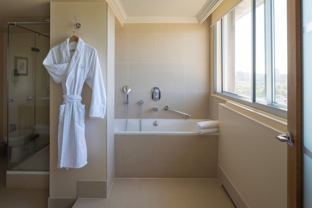 Suite Deluxe, 1 cama de matrimonio grande con sofá cama (Junior King Suite) del hotel THE CAVENDISH. Foto 11