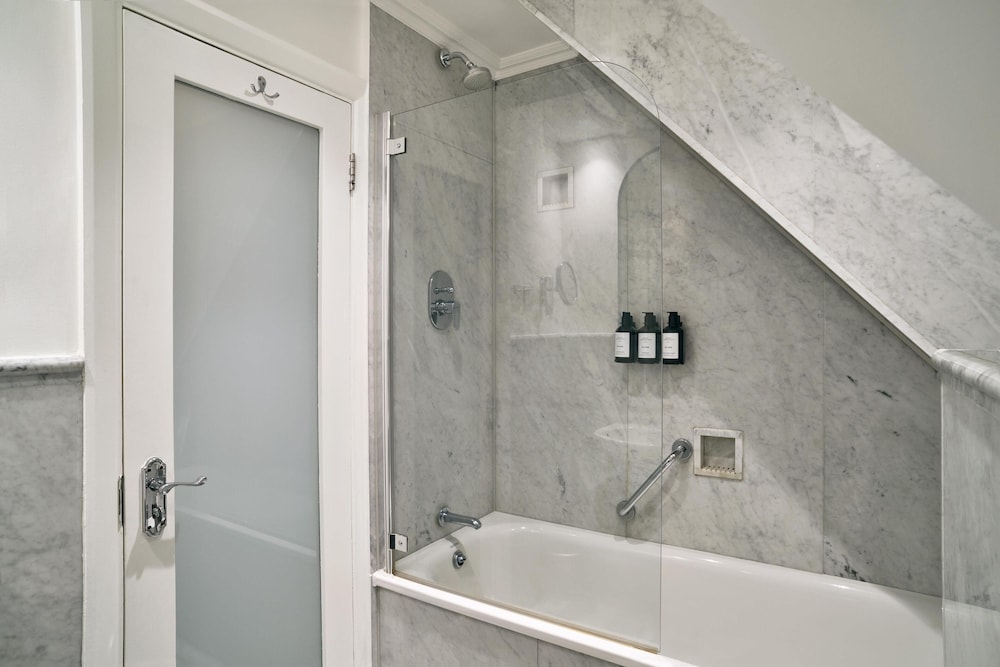 Habitación estándar con 2 camas individuales del hotel Radisson Blu , London Tottenham Court Road (formely Kenilworth). Foto 4