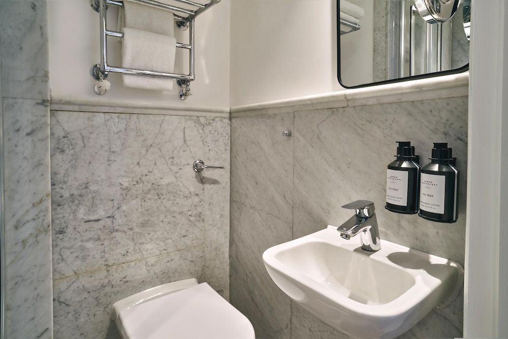 Habitación doble (Cosy, Newly refurbished) del hotel Radisson Blu , London Tottenham Court Road (formely Kenilworth). Foto 7