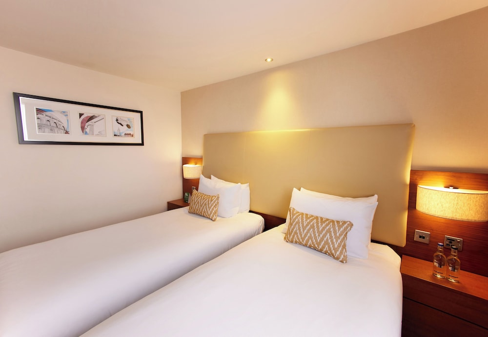 Habitación estándar con 2 camas individuales del hotel Thistle London Hyde Park Kensington Gardens. Foto 1
