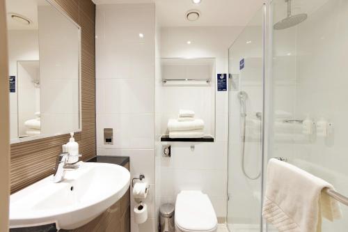 Habitación Doble Estándar del hotel Thistle London Hyde Park Kensington Gardens. Foto 3