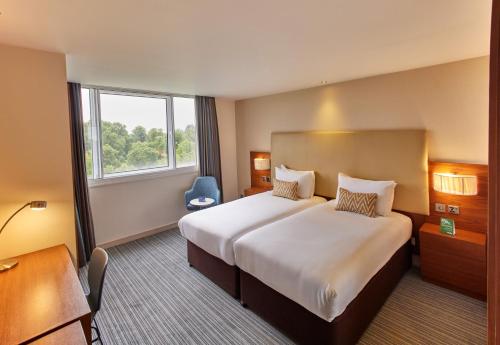 Habitación Doble Deluxe con vistas al jardín - 2 camas del hotel Thistle London Hyde Park Kensington Gardens