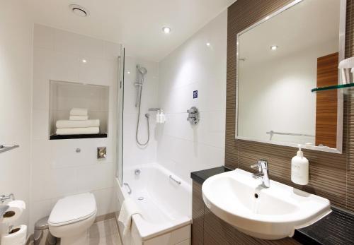 Habitación Doble Deluxe con vistas al jardín del hotel Thistle London Hyde Park Kensington Gardens. Foto 1