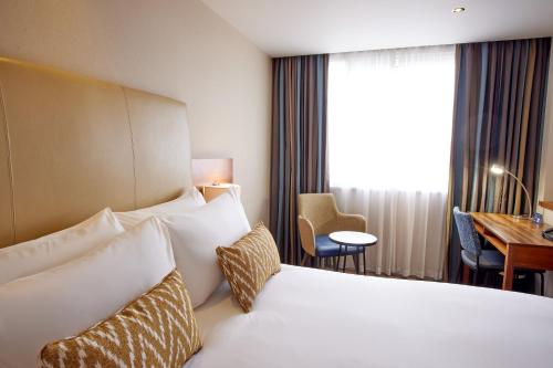 Habitación Doble Deluxe con vistas al jardín del hotel Thistle London Hyde Park Kensington Gardens. Foto 5