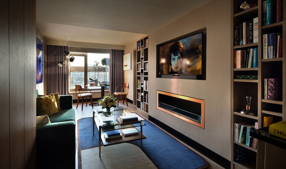 Suite Signature, balcón, vistas a la ciudad del hotel The Hari