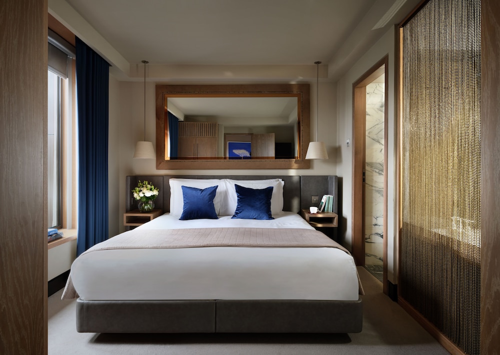 Suite Signature, balcón, vistas a la ciudad del hotel The Hari. Foto 1