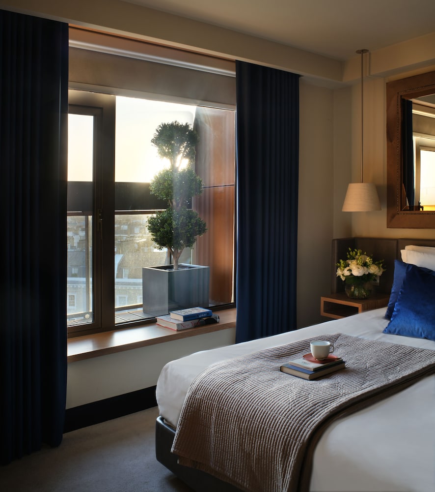 Suite Signature, balcón, vistas a la ciudad del hotel The Hari. Foto 2