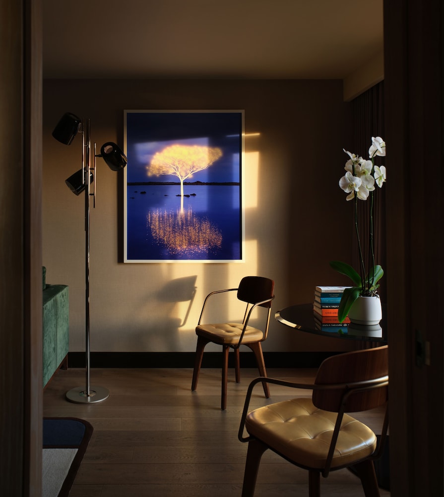 Suite Signature, balcón, vistas a la ciudad del hotel The Hari. Foto 3