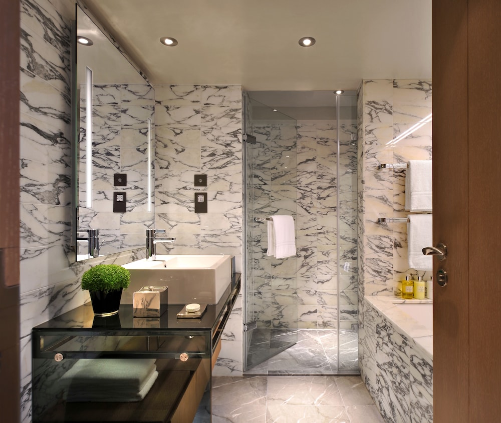 Suite Signature, vistas a la ciudad del hotel The Hari. Foto 5