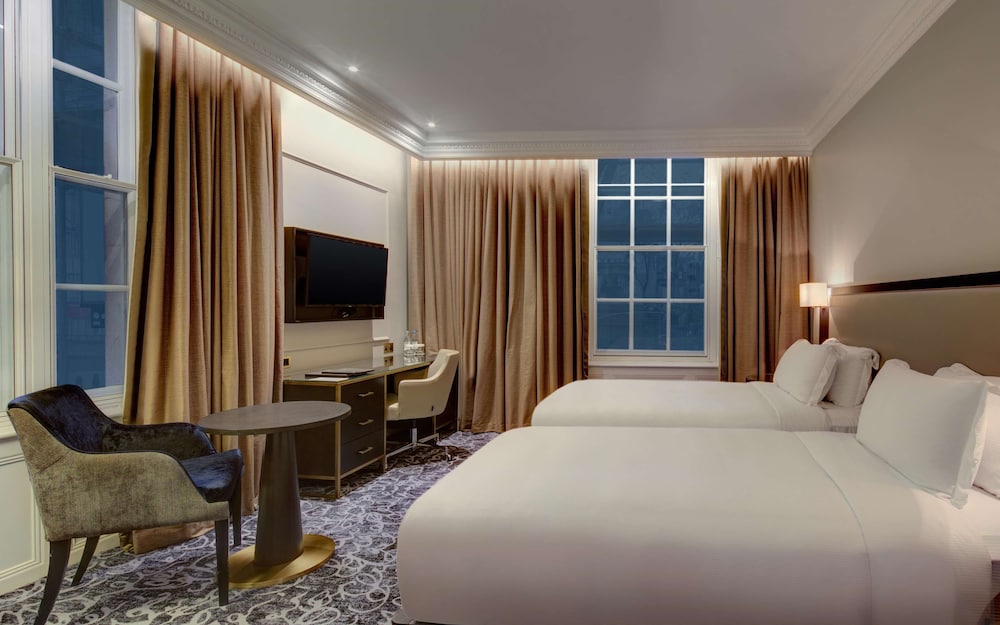 Habitación con 2 camas individuales del hotel Hilton London Euston. Foto 3