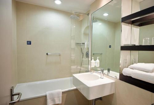 Habitación Doble Estándar del hotel Thistle Holborn. Foto 4