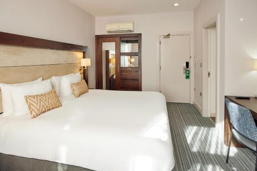 Habitación Deluxe con cama extragrande del hotel Thistle Holborn. Foto 2