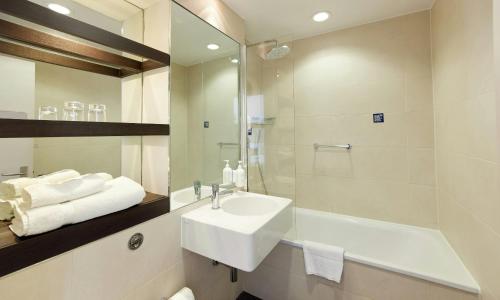 Habitación Deluxe con cama extragrande del hotel Thistle Holborn. Foto 3