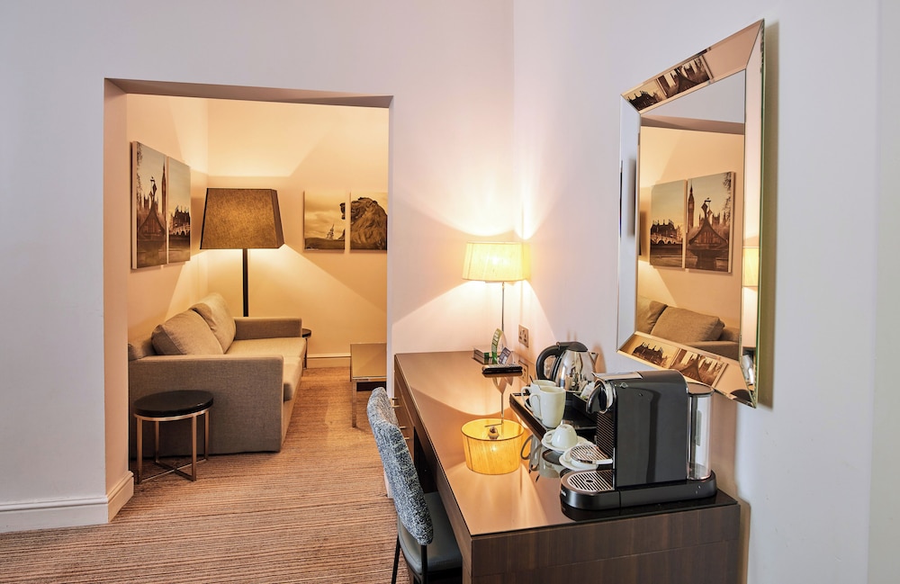 Suite junior, 1 cama doble con sofá cama del hotel Thistle Holborn. Foto 5