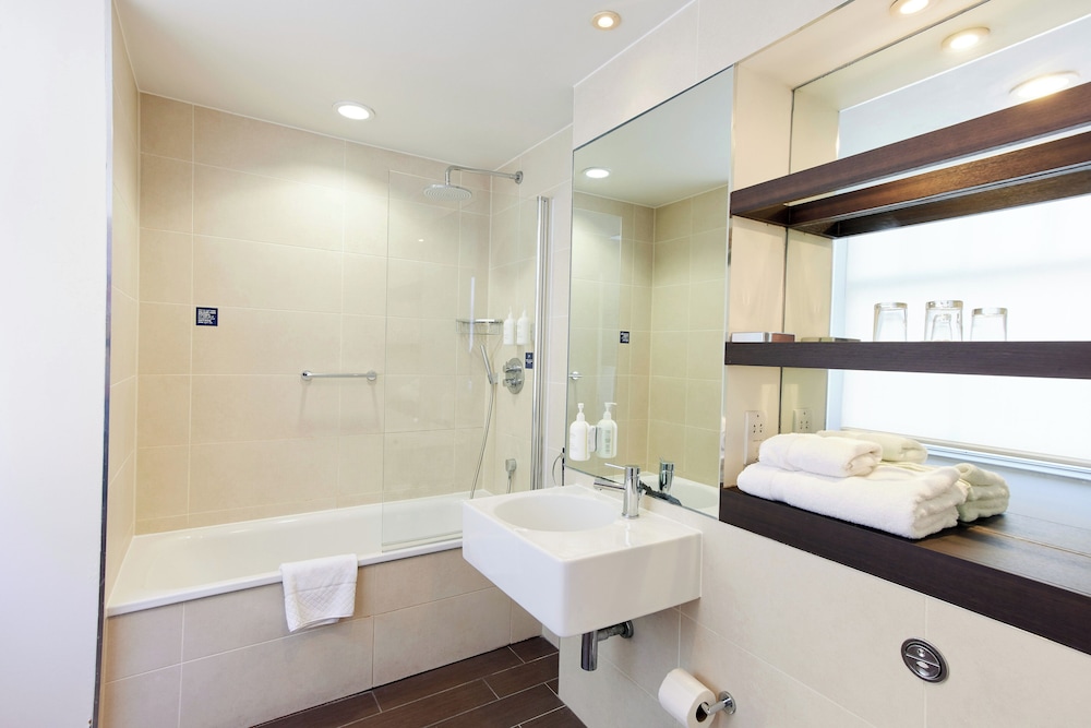 Suite junior, 1 cama doble con sofá cama del hotel Thistle Holborn. Foto 6