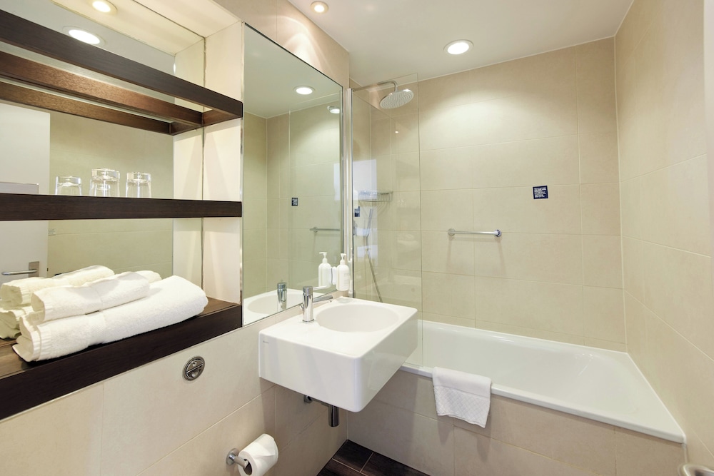 Habitación Deluxe, 1 cama de matrimonio grande del hotel Thistle Holborn. Foto 4