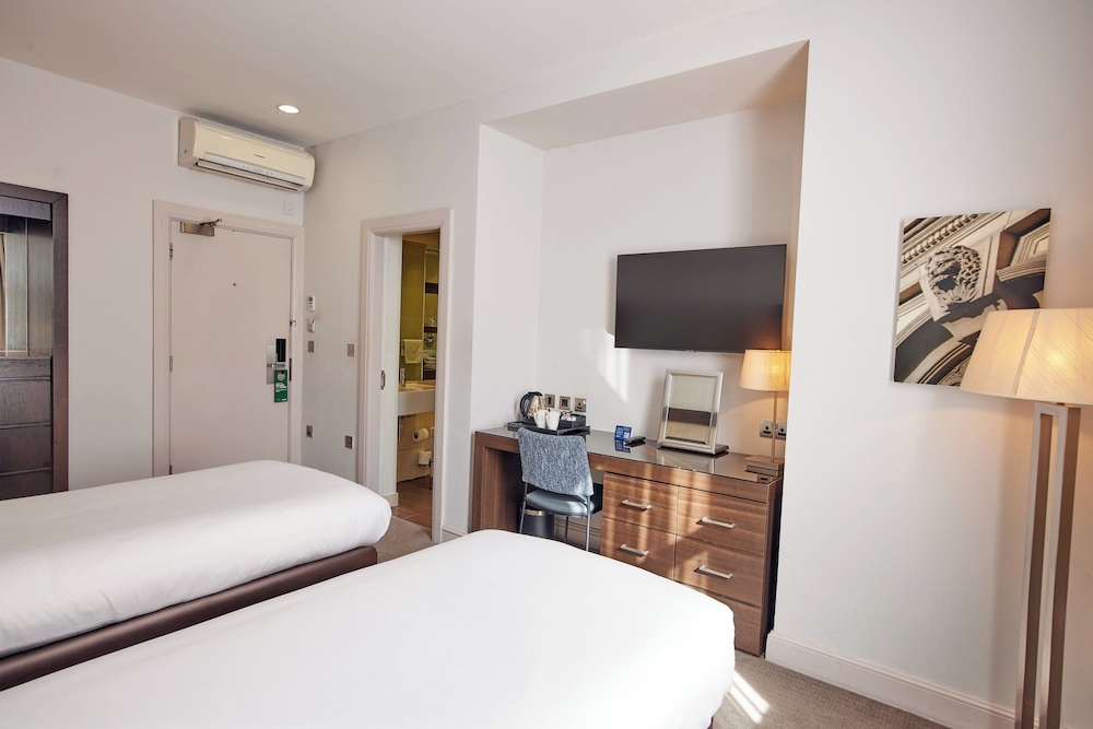 Habitación estándar con 2 camas individuales, 2 camas individuales del hotel Thistle Holborn. Foto 3