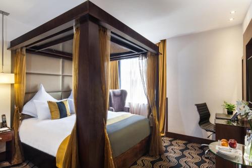 Suite con cama con dosel del hotel Montcalm Piccadilly Townhouse, London West End. Foto 1