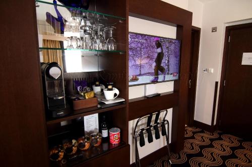 Suite con cama con dosel del hotel Montcalm Piccadilly Townhouse, London West End. Foto 2