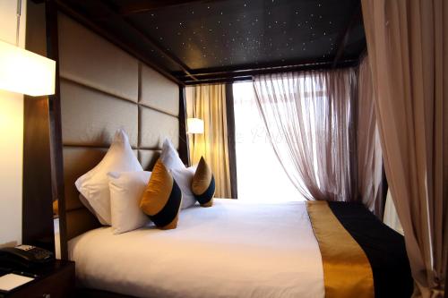 Suite con cama con dosel del hotel Montcalm Piccadilly Townhouse, London West End. Foto 3