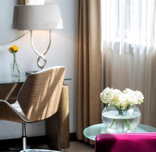 Habitación con cama grande del hotel The Marylebone