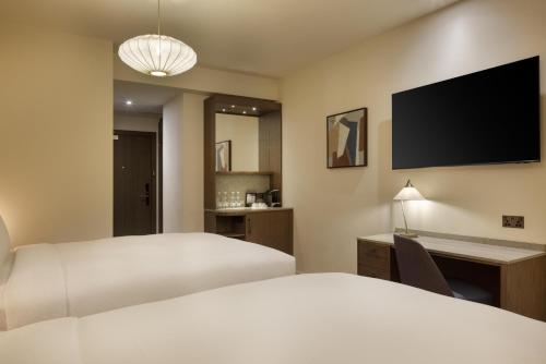 Habitación Premium con cama grande del hotel Doubletree By Hilton London West End. Foto 2